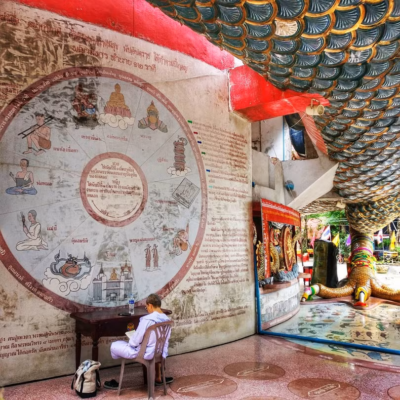 Bí ẩn đằng sau ngôi chùa hồng có rồng khổng lồ quấn quanh