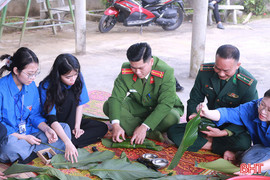 Thắm bánh chưng xanh, đượm tình biên giới