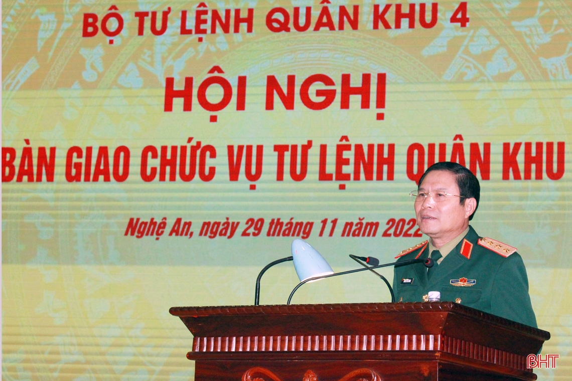 Bàn giao chức vụ Tư lệnh Quân khu 4