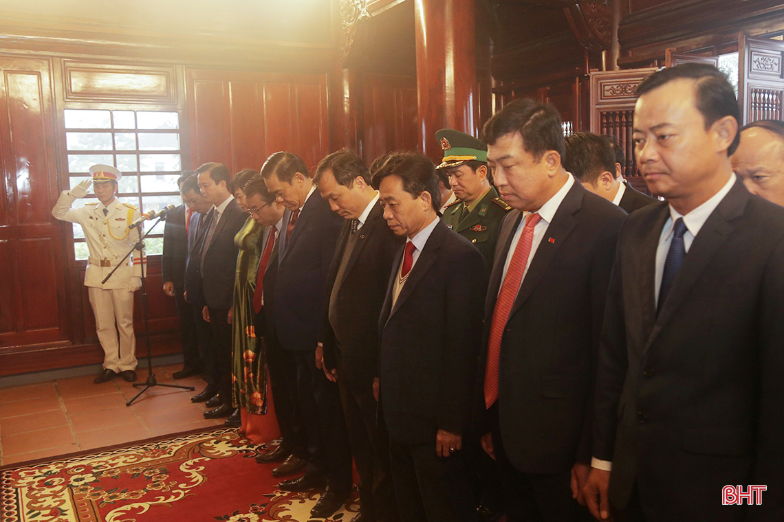 Lãnh đạo Hà Tĩnh dâng hương tưởng niệm Chủ tịch Hồ Chí Minh