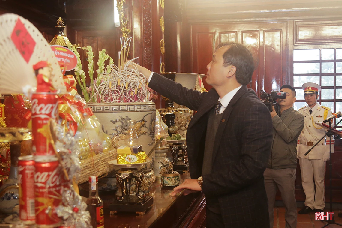 Lãnh đạo Hà Tĩnh dâng hương tưởng niệm Chủ tịch Hồ Chí Minh