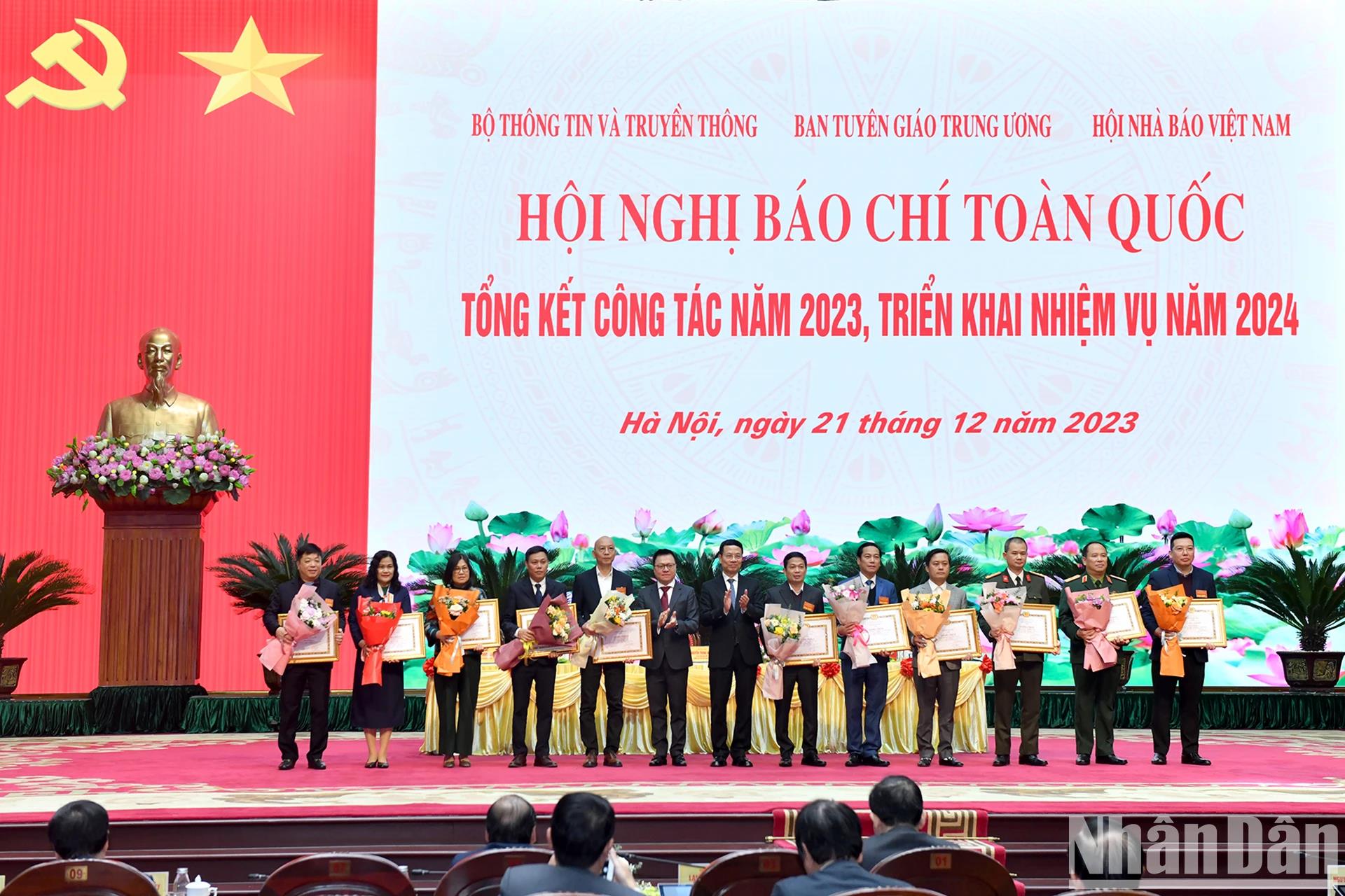 Trao tặng Bằng khen của Ban Tuyên giáo Trung ương. Xây dựng nền báo chí cách mạng chuyên nghiệp, nhân văn và hiện đại