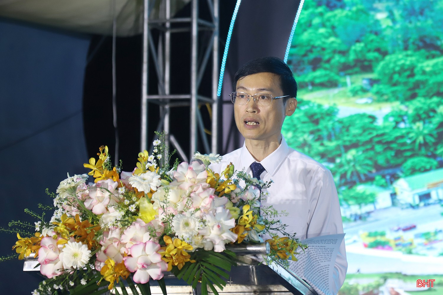 Ông Lê Thanh Bình - Phó Chủ tịch UBND xã Tiên Điền phát biểu khai mạc du lịch biển Xuân Thành năm 2026.