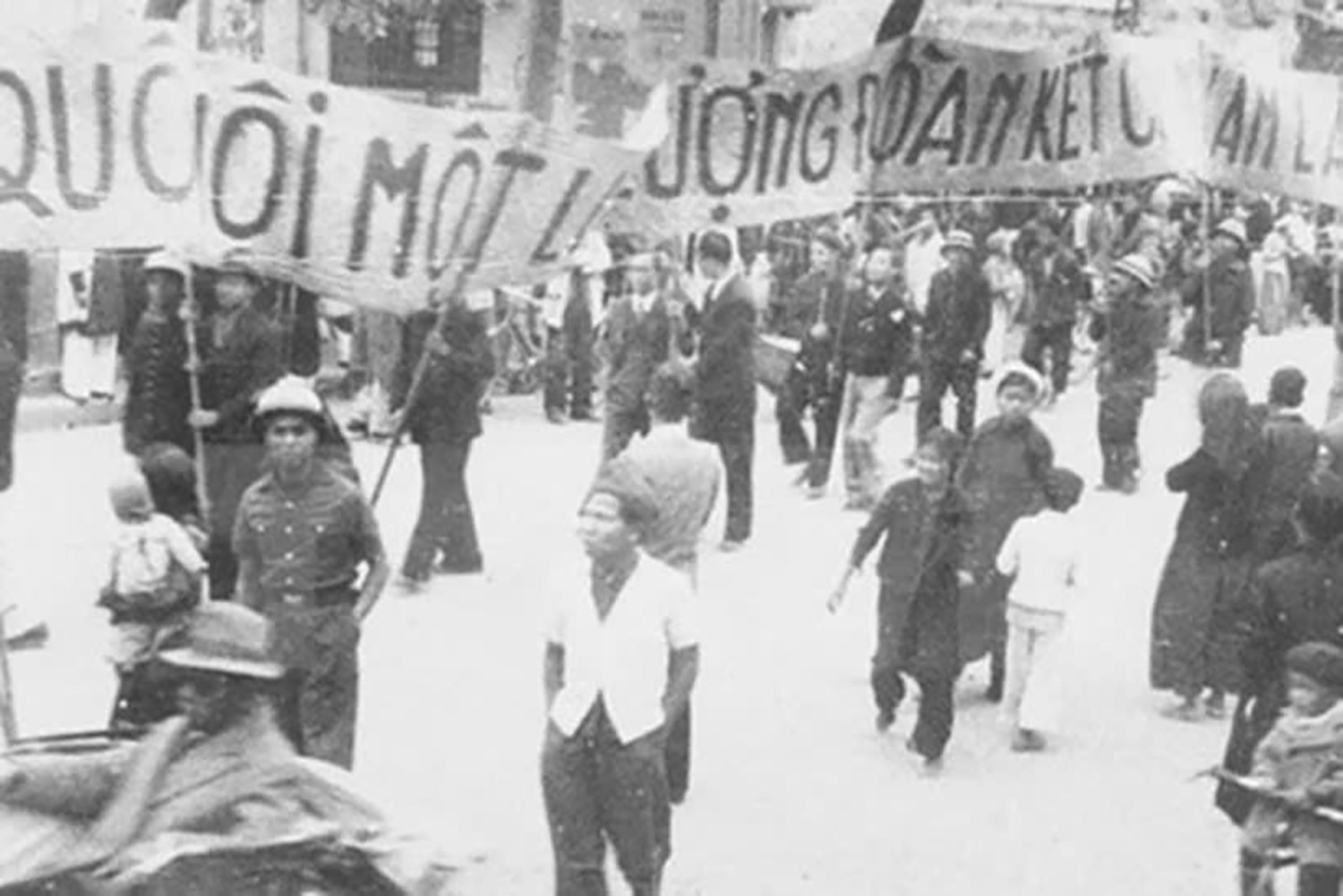 Cách đây 75 năm, ngày 6/1/1946 là ngày đầu tiên người dân Việt Nam được đi bầu cử với tư cách là công dân của một nước độc lập. Trong ảnh: Nhân dân lao động Thủ đô cổ động cho ngày Tổng tuyển cử đầu tiên. Ảnh tư liệu 1333.jpg