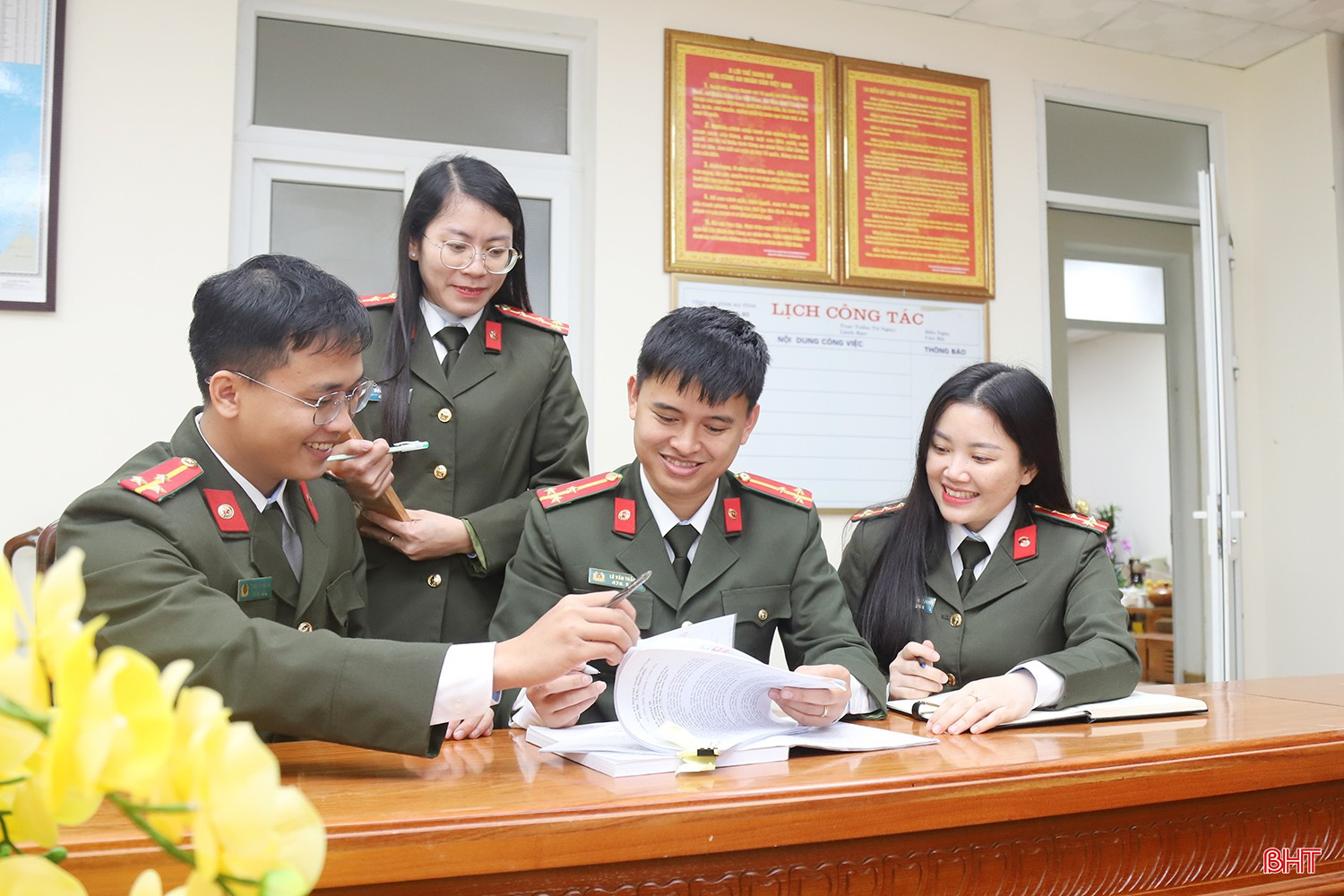 Cán bộ Phòng An ninh chính trị nội bộ thường xuyên trao đổi nghiệp vụ liên quan đến việc ngăn chặn thông tin xấu độc về cuộc bầu cử.