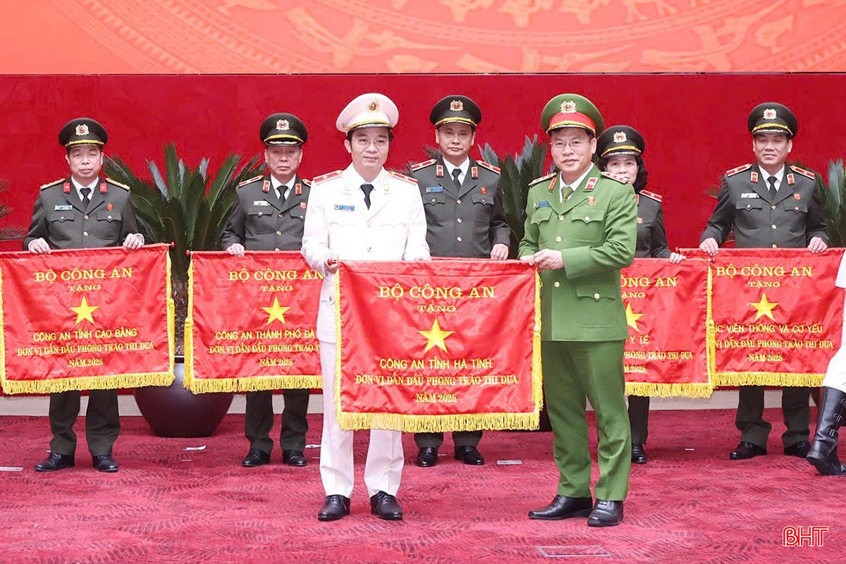 Thiếu tướng Nguyễn Xuân Thao - Giám đốc Công an tỉnh Hà Tĩnh đại diện đơn vị nhận Cờ đơn vị dẫn đầu phong trào thi đua năm 2025 từ Thượng tướng Nguyễn Văn Long - Thứ trưởng Bộ Công an.