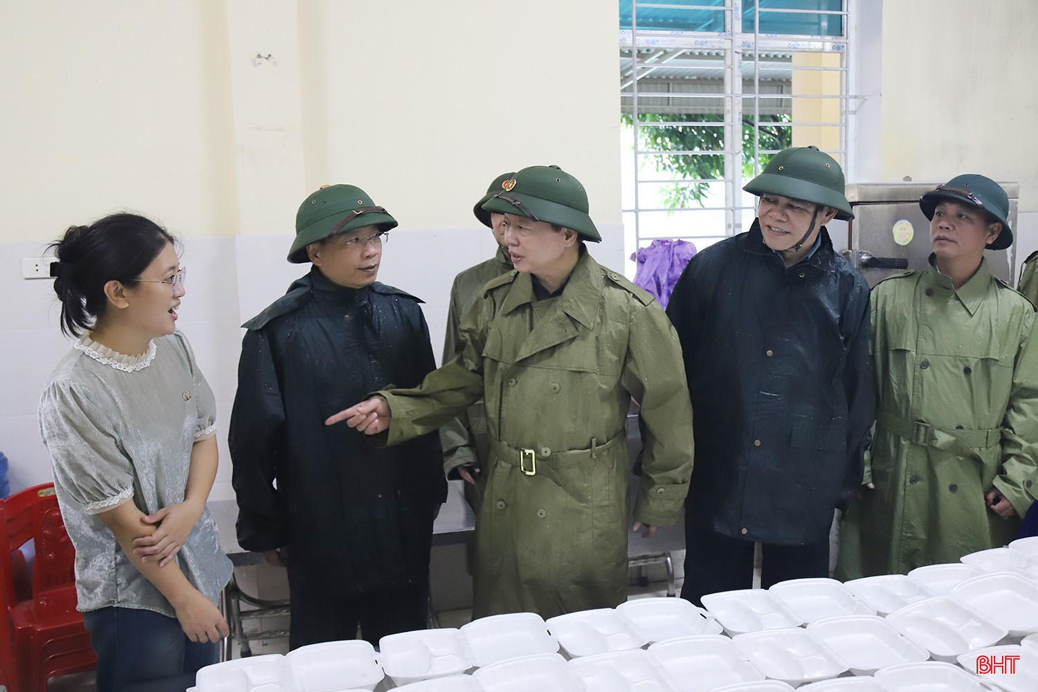 Phó Thủ tướng động viên, dặn dò bà con giữ vững tâm lý, đặt niềm tin ở lực lượng chức năng trong công tác ứng phó bão số 5; các lực lượng chăm lo cuộc sống cho người dân trong những ngày sơ tán.