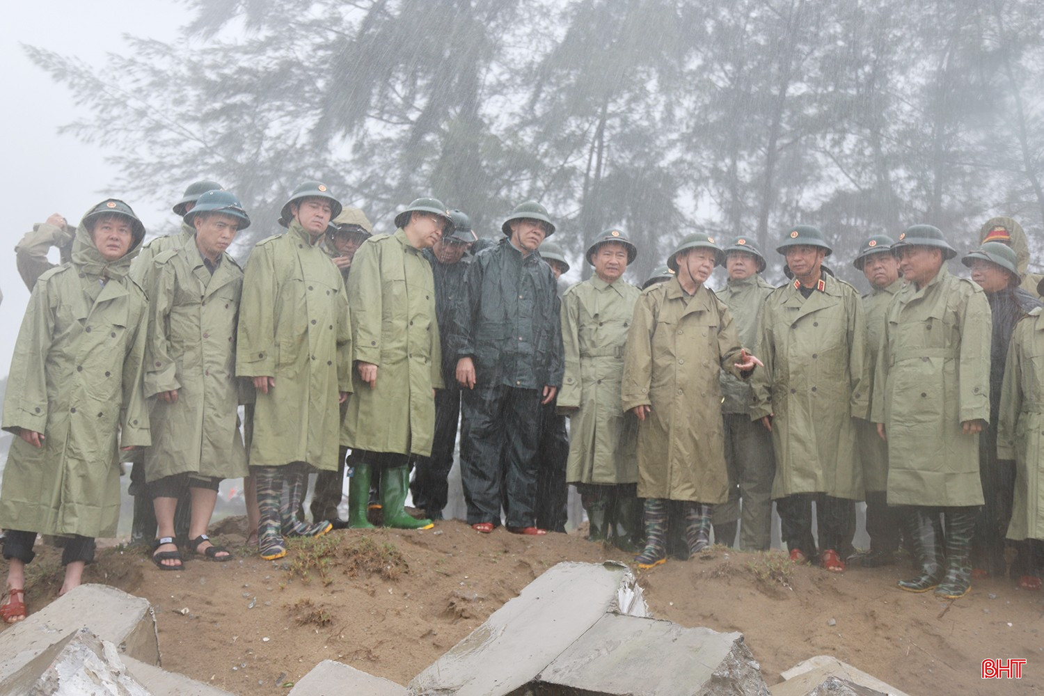 Phó Thủ tướng Chính phủ cùng lãnh đạo tỉnh Hà Tĩnh kiểm tra tại tuyến đê Hội Thống (xã Đan Hải). Phó Thủ tướng nhấn mạnh, bên cạnh việc thực hiện phương châm &quot;4 tại chỗ&quot;, cần tiếp tục chỉ đạo, triển khai kịp thời các biện pháp bảo đảm an toàn đê điều, hồ đập, phát hiện, xử lý kịp thời các sự cố.