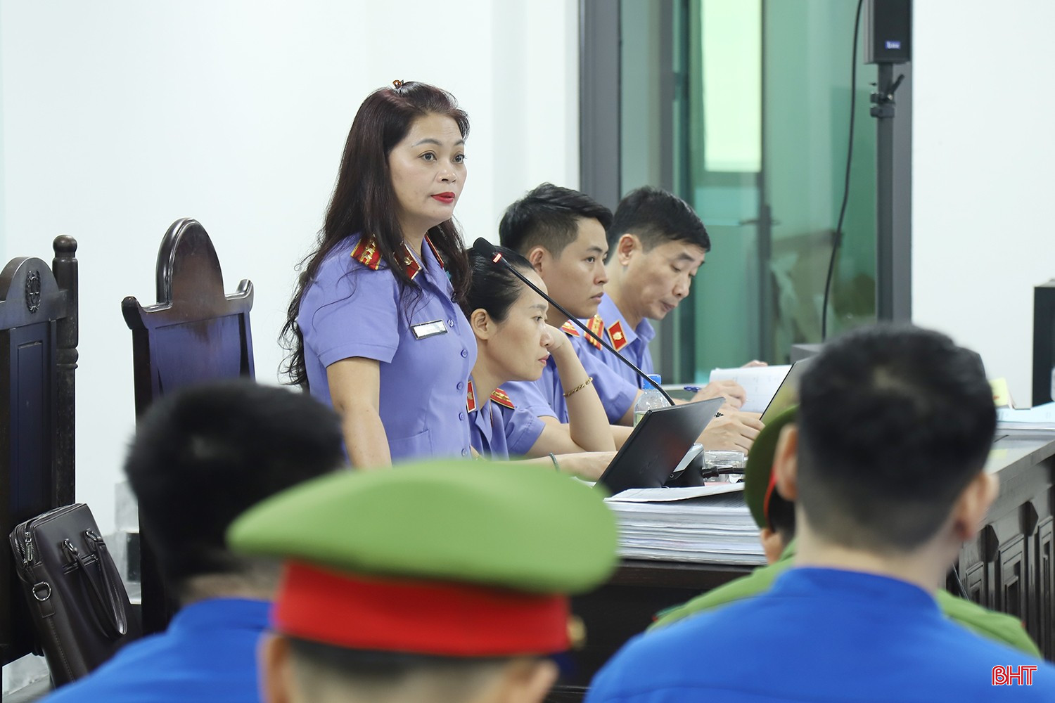Kiểm sát viên Đinh Thị Phương Thanh (Viện KSND tỉnh) trình bày quan điểm luận tội.