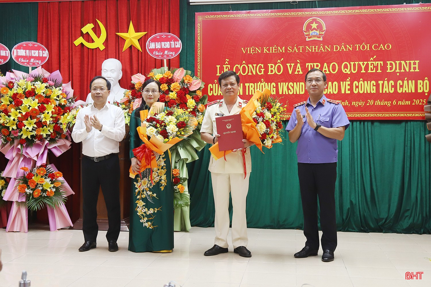 Phó Viện trưởng Viện KSND tối cao Hồ Đức Anh và Bí thư Tỉnh uỷ Hà Tĩnh Nguyễn Duy Lâm tặng hoa chia tay bà Lê Thị Quỳnh Hoa, trao quyết định bổ nhiệm cho tân Viện trưởng Viện KSND tỉnh đối với ông Dương Xuân Sanh. bqbht_br_g.jpg