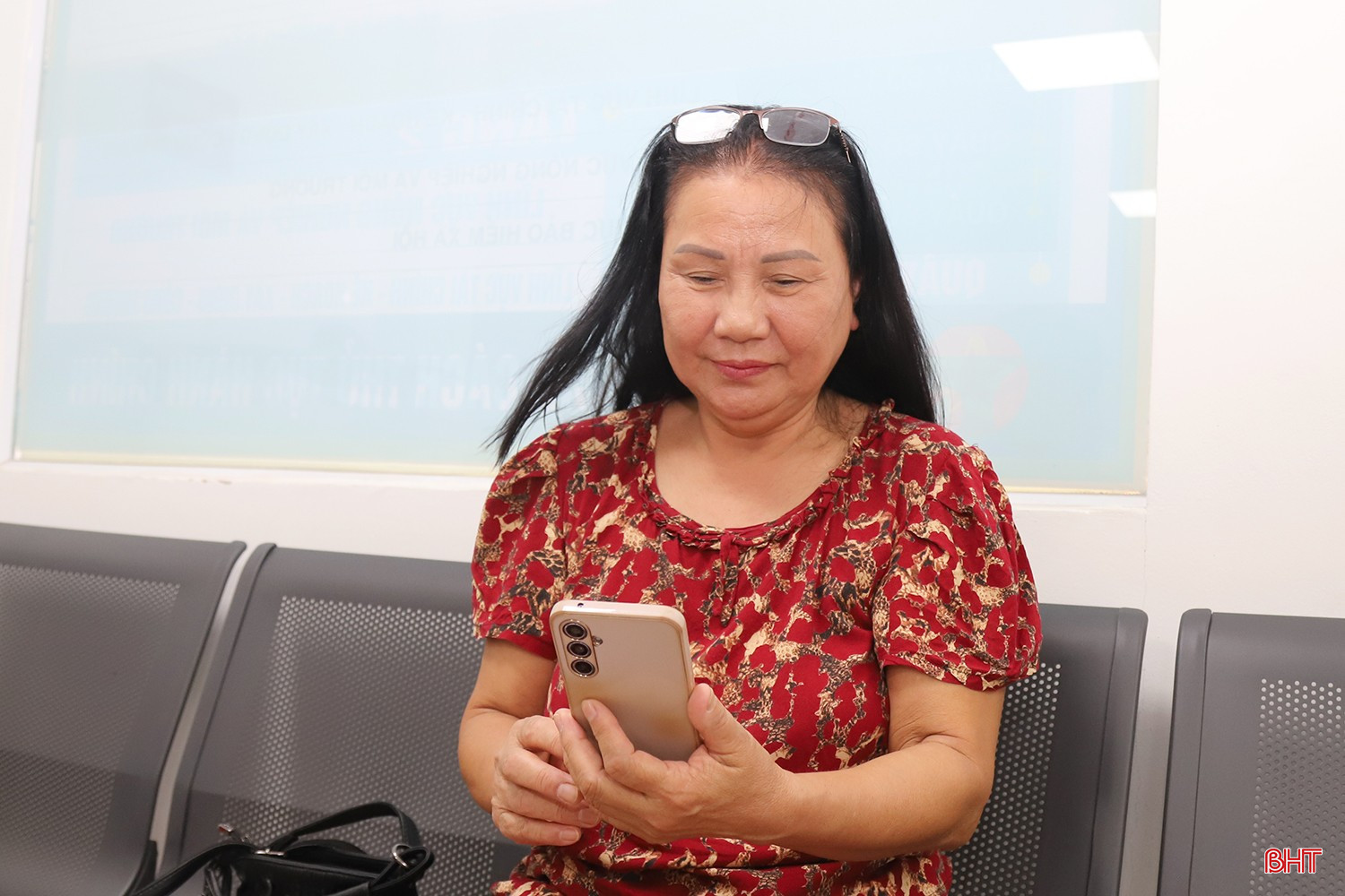 Bà Trần Thị Tâm (SN 1958, trú phường Thành Sen) thường xuyên cảnh giác với cuộc gọi, tin nhắn lạ.