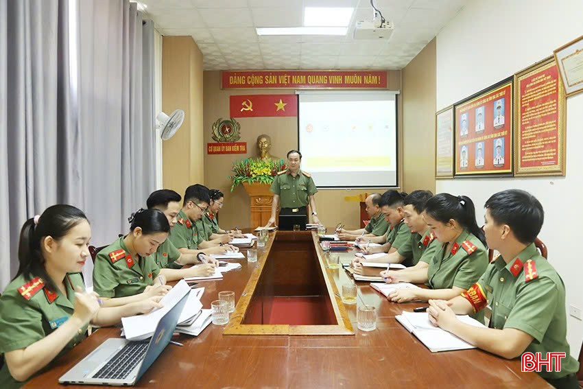 Công an Hà Tĩnh là đơn vị đầu tiên trên cả nước triển khai phần mềm “Quản lý dữ liệu kiểm tra, giám sát và thi hành kỷ luật đảng” trong lực lượng công an. bqbht_br_fefbf6e746cdf293abdc.jpg