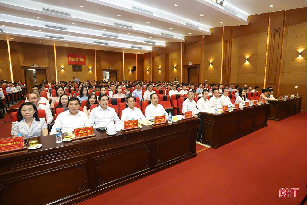 Đại biểu tham dự hội nghị tiếp xúc cử tri chuyên đề “Sắp xếp đơn vị hành chính và vận hành chính quyền địa phương 2 cấp” sau Kỳ họp thứ 9, Quốc hội khóa XV. be30ec0ba042291c7053.jpg