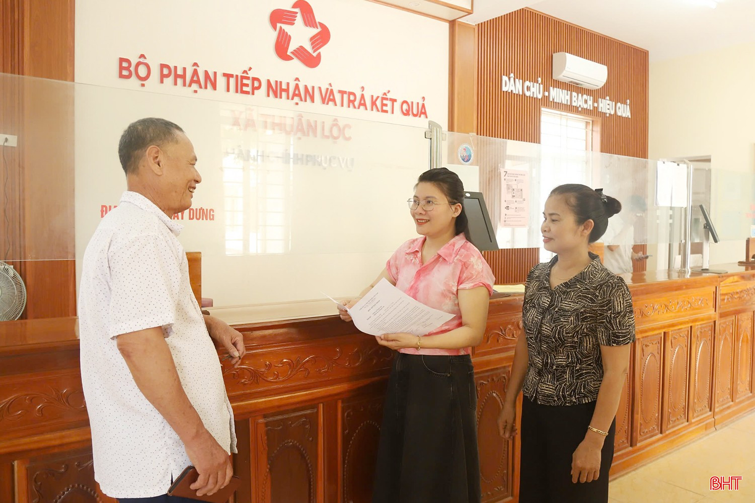 Bà Lê Hồng Hạnh - Phó Chủ tịch Thường trực Uỷ ban MTTQ Việt Nam phường Nam Hồng Lĩnh, Chủ tịch Hội LHPN phường (ở giữa) thường xuyên nghiên cứu các văn bản hướng dẫn cuộc bầu cử. bqbht_br_hh.jpg