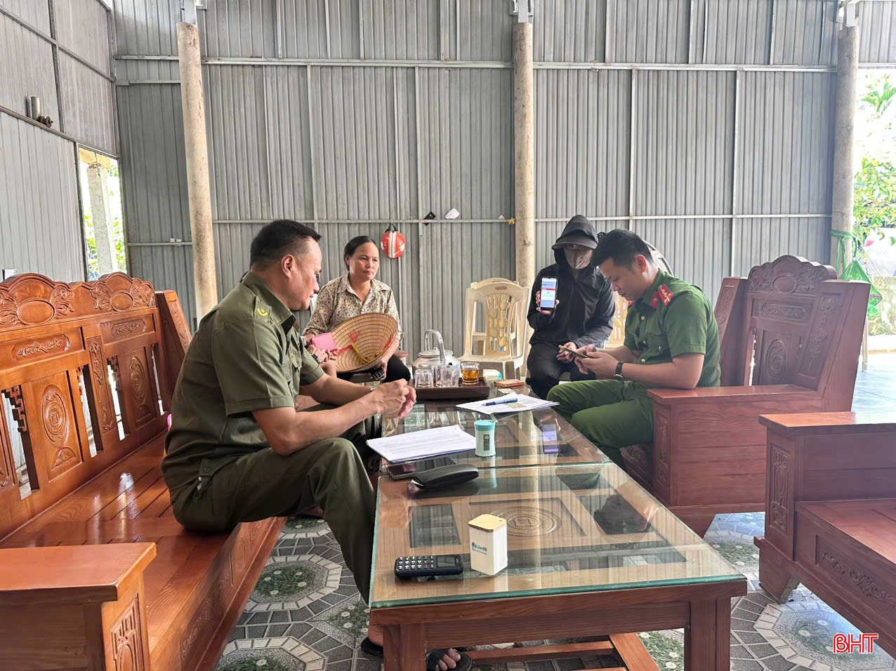 Công an các phường, xã cùng Tổ chuyển đổi số cộng đồng thường xuyên "đến từng ngõ, gõ từng nhà, rà từng người" để thực hiện nhiệm vụ chính trị trọng tâm trong thời điểm hiện nay. bqbht_br_1.jpg