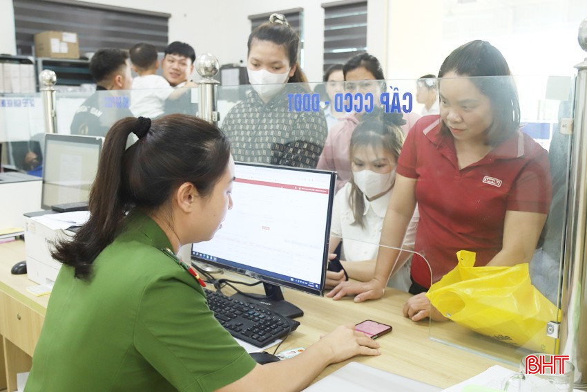 Trong quá trình thực hiện nhiệm vụ, Công an Hà Tĩnh thường xuyên tuyên truyền cho người dân về chủ trương lấy ý kiến sửa đổi Hiến pháp trên ứng dụng VNeID. bqbht_br_09.jpg