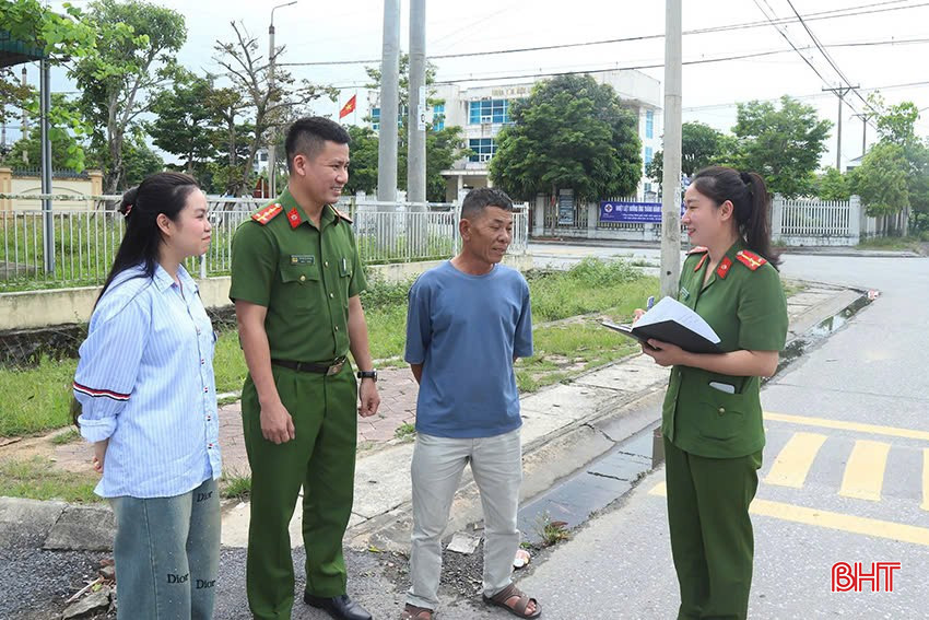 Lực lượng Công an thị trấn Nghèn (huyện Can Lộc) tích cực tuyên truyền về Dự thảo Nghị quyết sửa đổi Hiến pháp và hướng dẫn người dân góp ý trên ứng dụng VNeID. bqbht_br_4091ab5e1b0dae53f71c.jpg