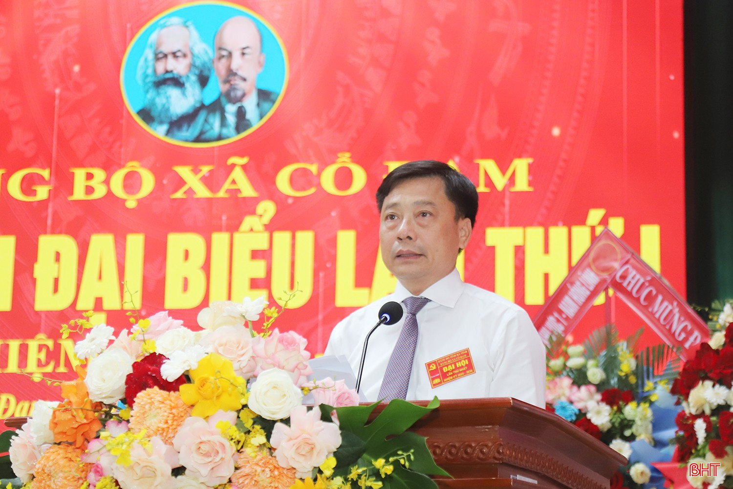 Bí thư Đảng ủy xã Cổ Đạm Phan Văn Thư trình bày dự thảo báo cáo chính trị. bqbht_br_d.jpg