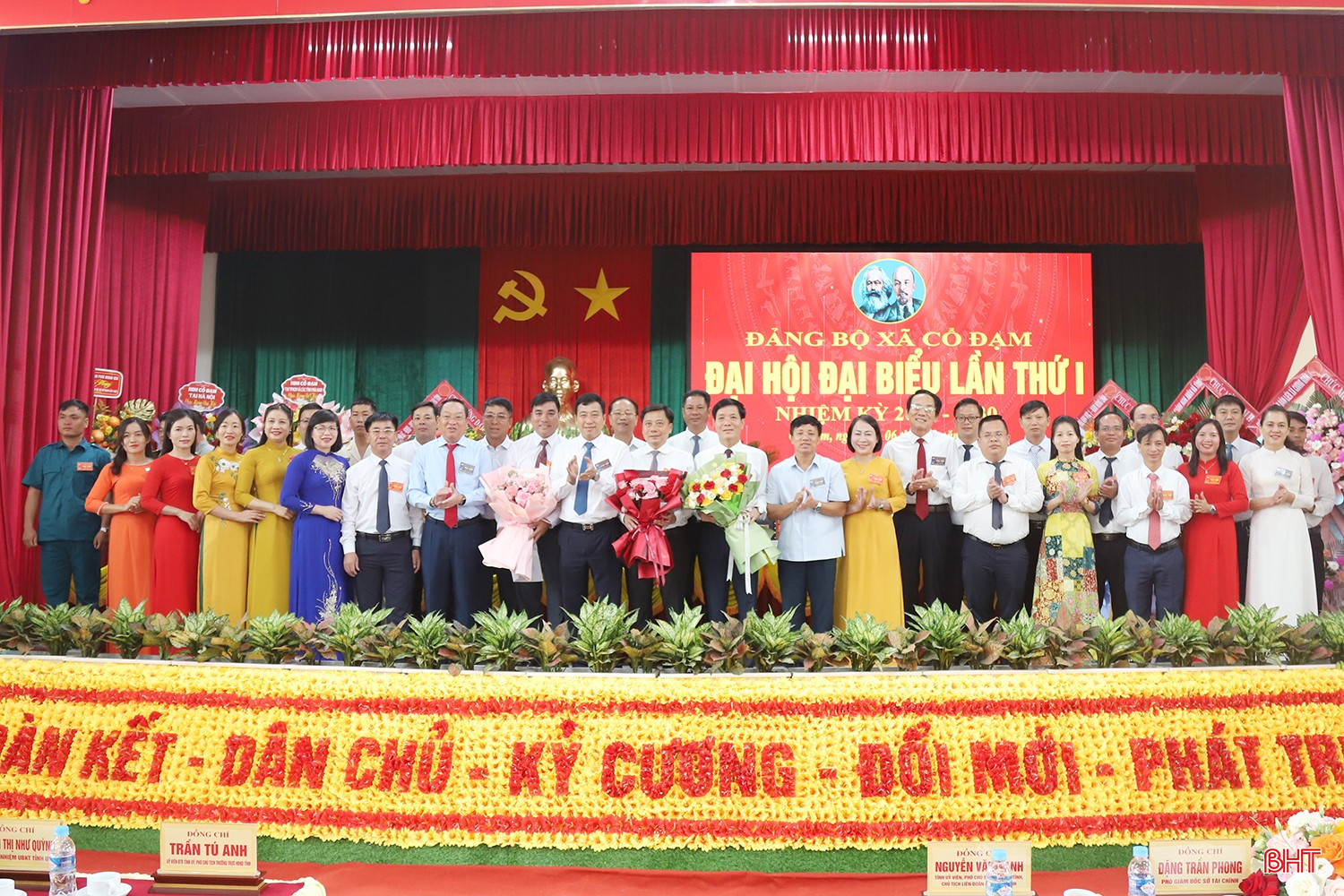 Các đồng chí lãnh đạo tỉnh tặng hoa chúc mừng BCH Đảng bộ xã Cổ Đạm. bqbht_br_p.jpg