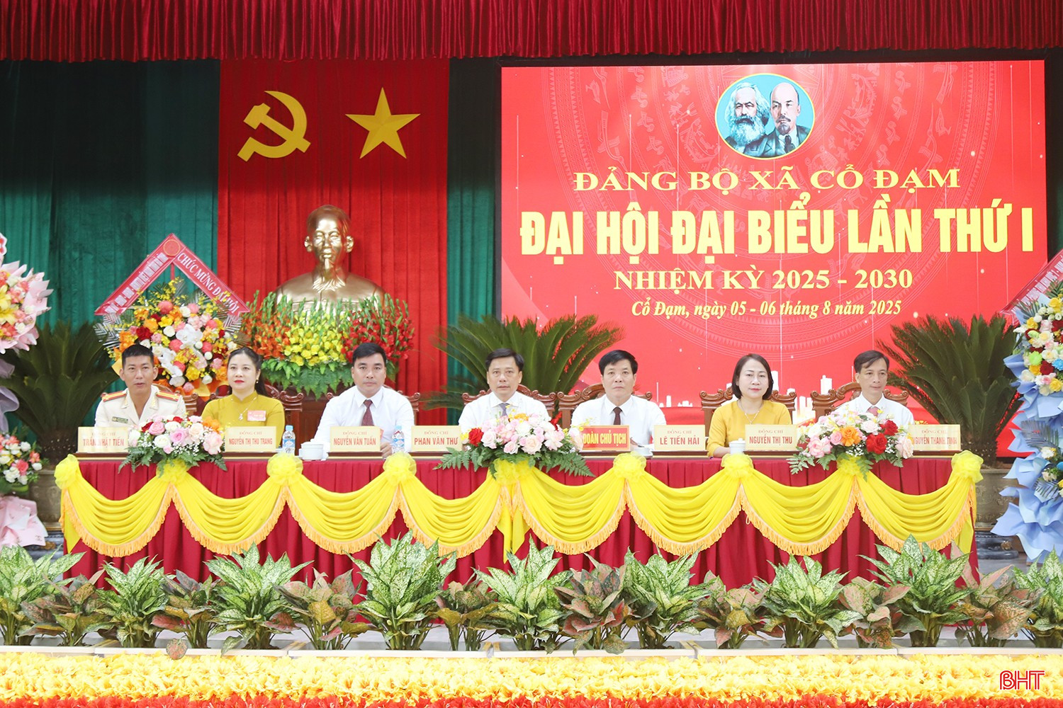 Đoàn chủ tịch điều hành đại hội. bqbht_br_g.jpg