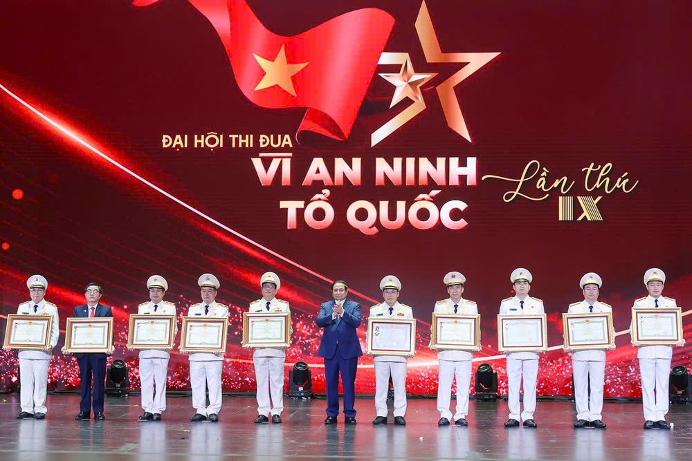 Trung tá Đặng Văn Đức - Trưởng phòng Cảnh sát Hình sự (người ngoài cùng góc phải) đại diện đơn vị nhận danh hiệu Anh hùng Lực lượng vũ trang nhân dân từ Thủ tướng Chính phủ Phạm Minh Chính. 8164eac81db195efcca0.jpg