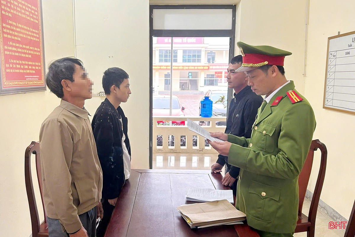 Hoàng Văn Phát (người mặc áo đen, phía bên trái) bị khởi tố về hành vi sử dụng mạng xã hội để lừa đảo, chiếm đoạt tài sản.