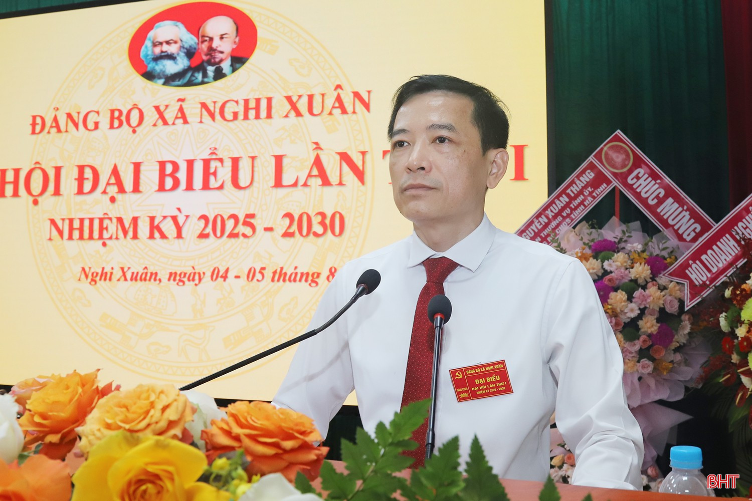 Bí thư Đảng ủy xã Nghi Xuân Phạm Chí Hiếu trình bày dự thảo báo cáo chính trị. bqbht_br_89.jpg