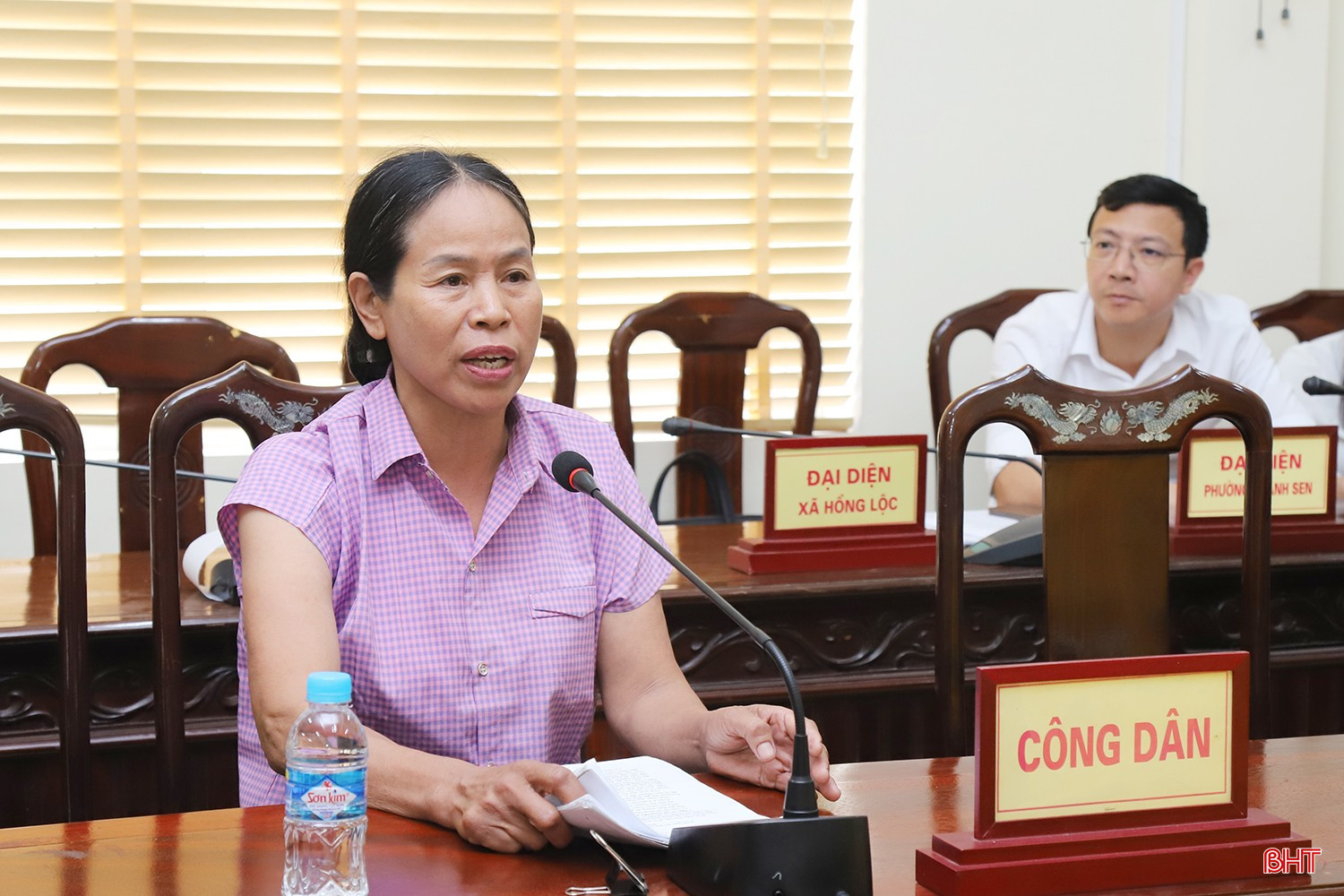 Công dân Bùi Thị Thanh Thủy (xã Hoành Sơn) trình bày đề nghị các vấn đề liên quan đến đất đai, tạo điều kiện để gia đình bà làm nhà ở.