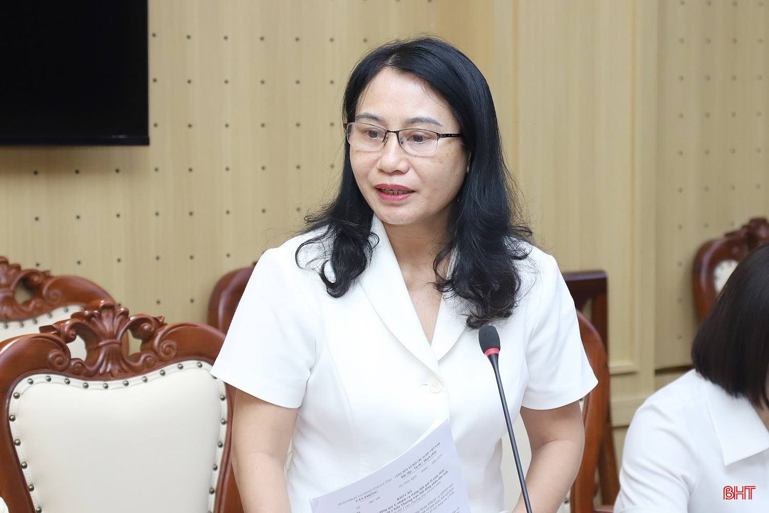 Trưởng ban Pháp chế, HĐND tỉnh Nguyễn Thị Nhuần phát biểu tại phiên họp.