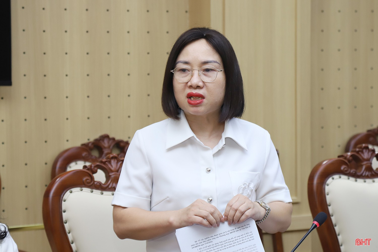 Trưởng ban Kinh tế - Ngân sách, HĐND tỉnh Nguyễn Thị Thúy Nga phát biểu tại phiên họp