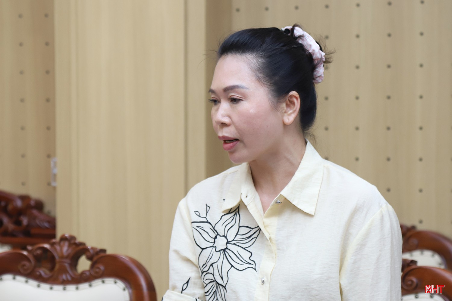 Trưởng ban Văn hóa - Xã hội, HĐND tỉnh Đào Thị Anh Nga phát biểu tại phiên họp