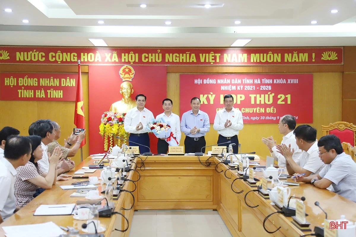 Bí thư Tỉnh ủy, Chủ tịch HĐND tỉnh Hoàng Trung Dũng; Chủ tịch UBND tỉnh Võ Trọng Hải và Phó Chủ tịch Thường trực HĐND tỉnh Trần Tú Anh tặng hoa chúc mừng ông Nguyễn Quốc Tuấn - Giám đốc Sở Tư pháp.