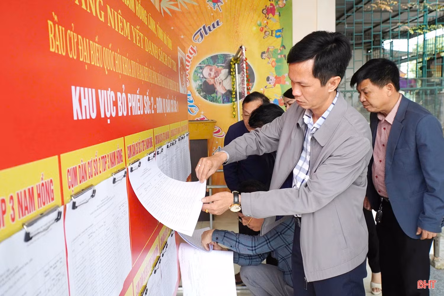 Công tác niêm yết danh sách cử tri tại 100% khu vực bỏ phiếu trên địa bàn được các xã, phường triển khai bài bản, đúng tiến độ.