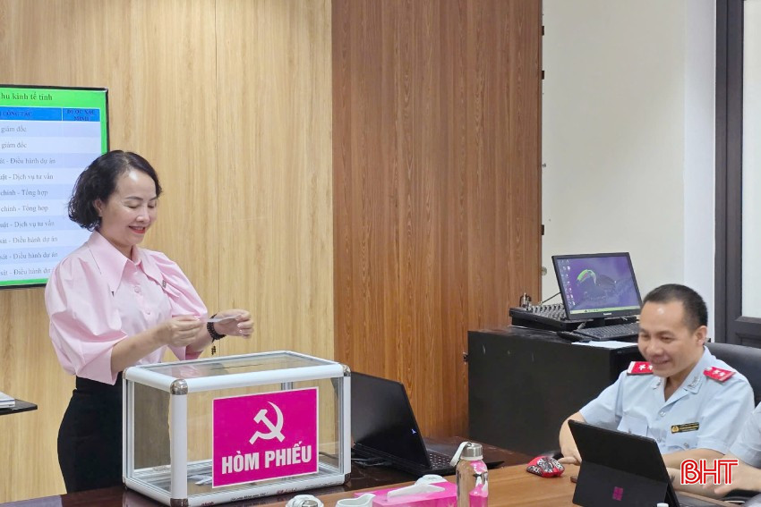 Các đại biểu tiến hành bốc thăm danh sách lựa chọn người xác minh tài sản, thu nhập. bqbht_br_10.jpg