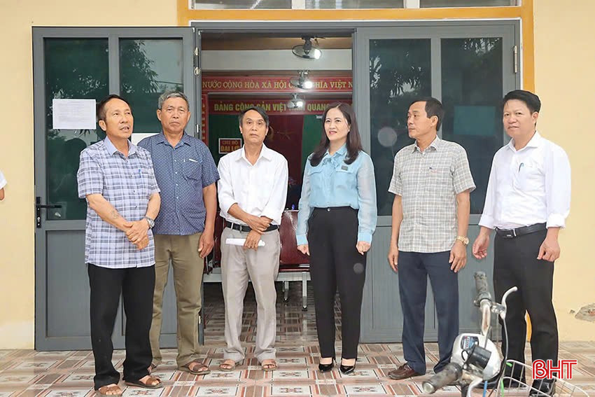 Phó Chủ tịch Ủy ban MTTQ tỉnh Phạm Thị Thu Hà trò chuyện với người dân huyện Đức Thọ về các nội dung sửa đổi Hiến pháp. bqbht_br_5a18aadb63e0d6be8ff1.jpg