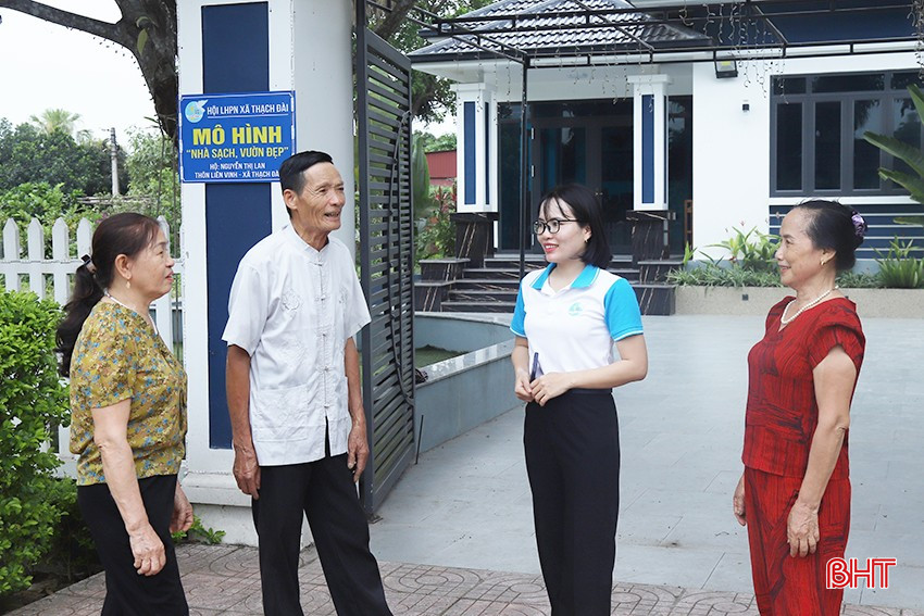 Trong vai trò Phó Chủ tịch Hội LHPN xã Thạch Đài, chị Dương Thị Vinh (thứ 3 từ trái sang) tích cực vận động hội viên tham gia các phong trào tại địa phương. bqbht_br_000-760.jpg