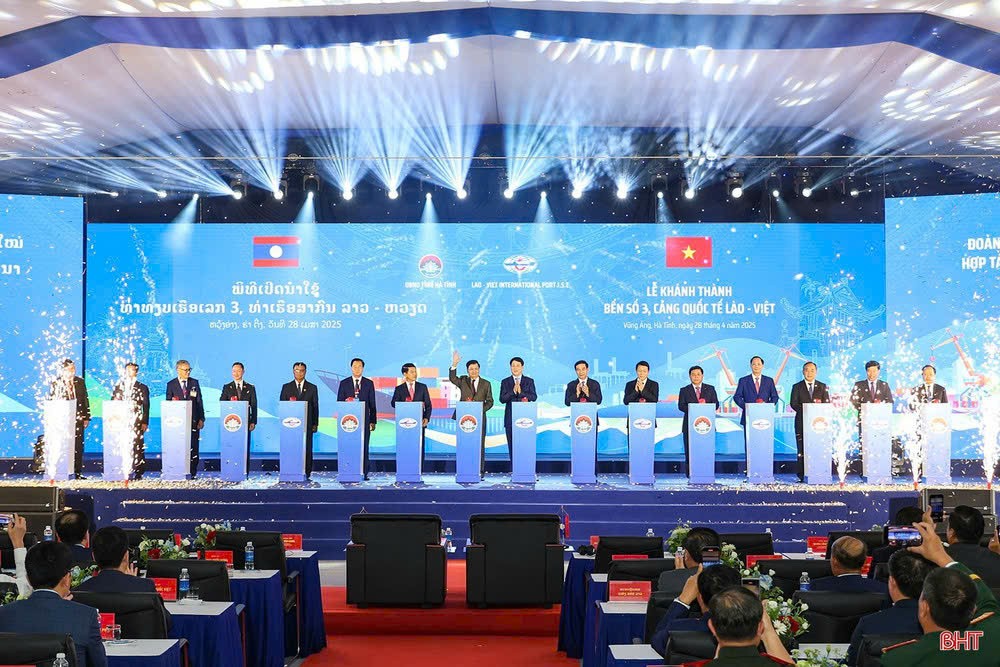 Các đồng chí lãnh đạo Đảng, nhà nước Việt Nam và Lào dự lễ khánh thành cầu cảng số 3 (Cảng quốc tế Lào - Việt). 507d5c5c02158b4bd204.jpg