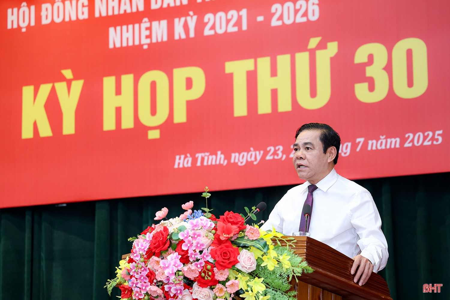 Chủ tịch UBND tỉnh Võ Trọng Hải phát biểu tại kỳ họp. bqbht_br_aimg-5272.jpg