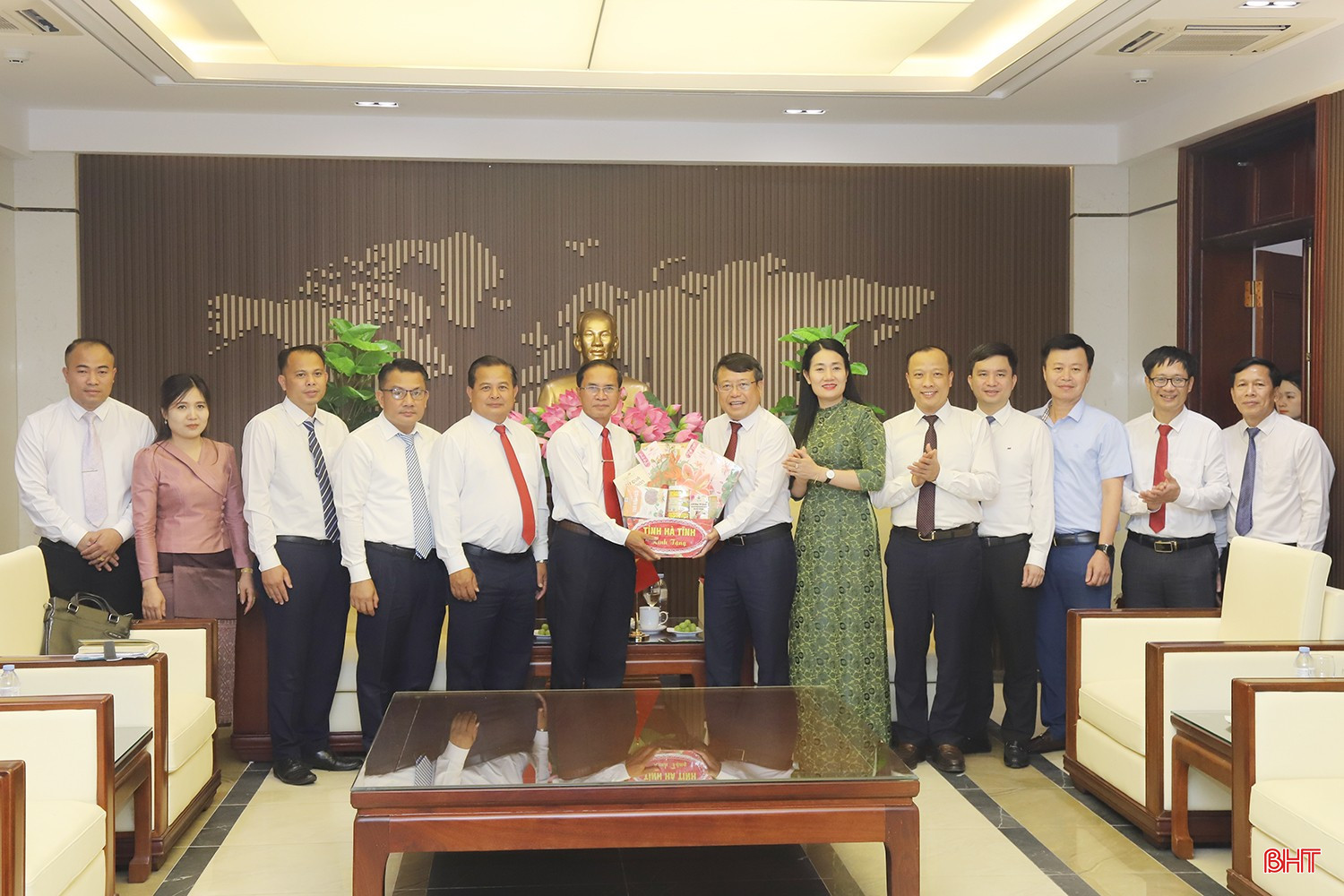 Lãnh đạo tỉnh Hà Tĩnh trao quà lưu niệm cho tỉnh Salavan.