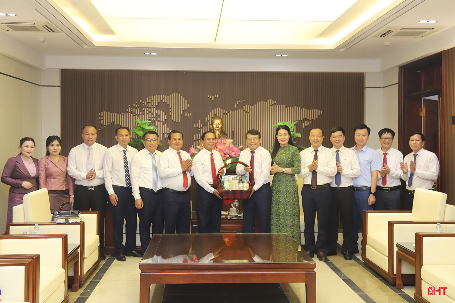 Lãnh đạo tỉnh Salavan trao quà lưu niệm cho tỉnh Hà Tĩnh.