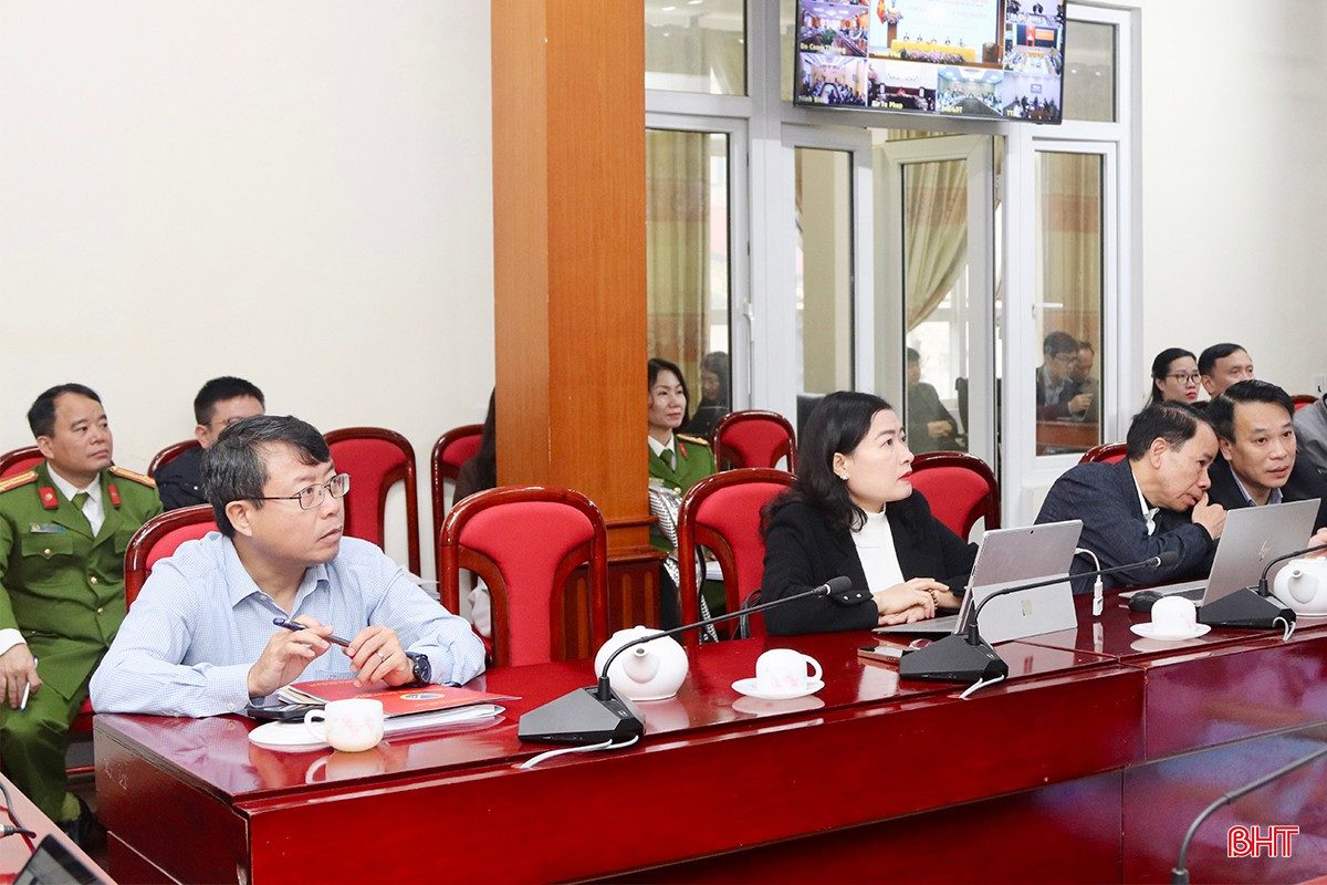 Phó Chủ tịch UBND tỉnh Dương Tất Thắng và các đại biểu theo dõi hội nghị. bqbht_br_img-1089-copy.jpg