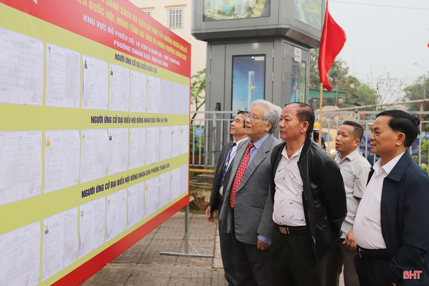 Tại khu vực bỏ phiếu số 16, bà con cử tri bầu 3 ĐBQH trong danh sách 5 ứng cử viên; bầu 5 đại biểu HĐND tỉnh trong số 8 ứng cử viên; bầu 4 đại biểu HĐND phường 7 trong số 5 ứng cử viên.