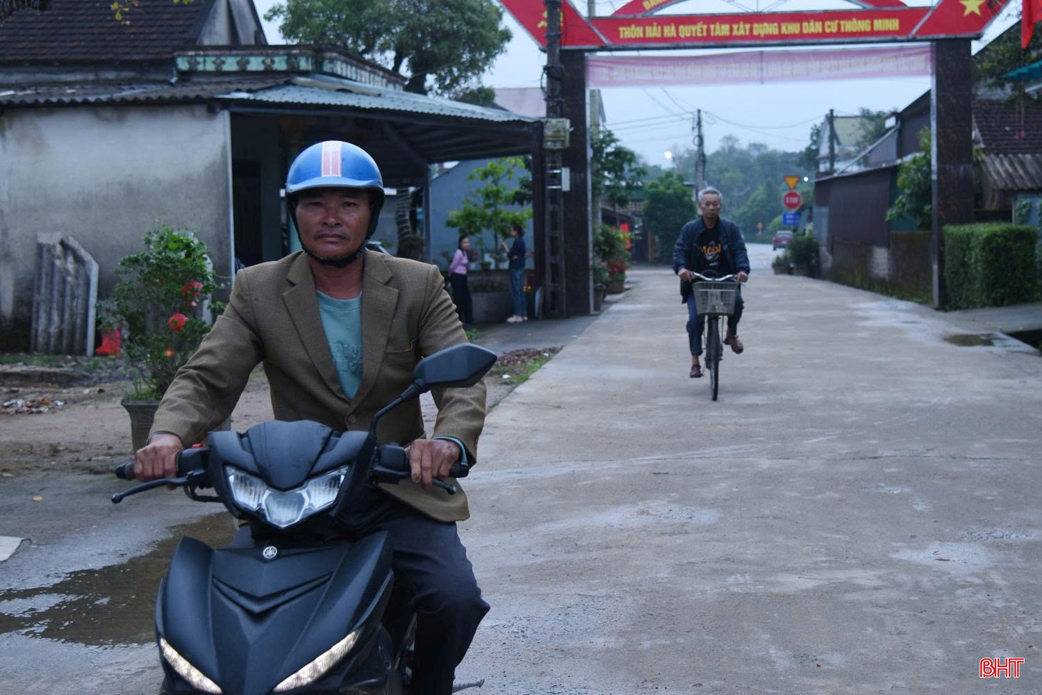 Từ mờ sáng, cử tri xã Kỳ Lạc đã di chuyển đến các khu vực bỏ phiếu để thực hiện nghĩa vụ công dân.