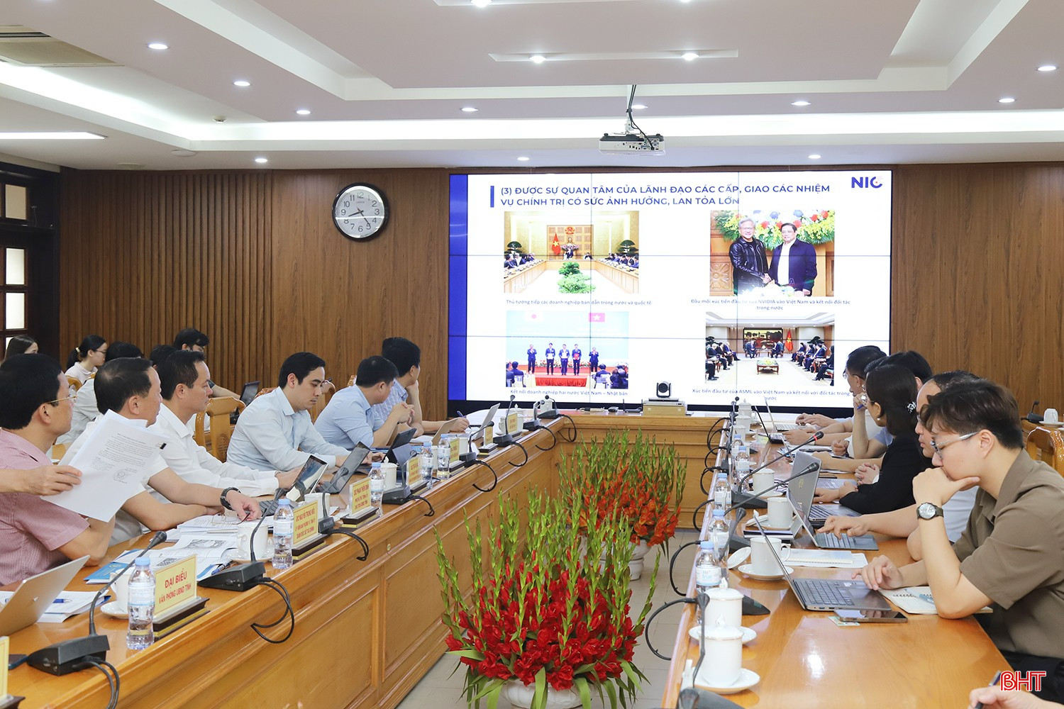 Các đồng chí lãnh đạo tỉnh và đại biểu hai bên nghe chia sẻ kinh nghiệm thành lập, vận hành và phát triển trung tâm/không gian ĐMST.