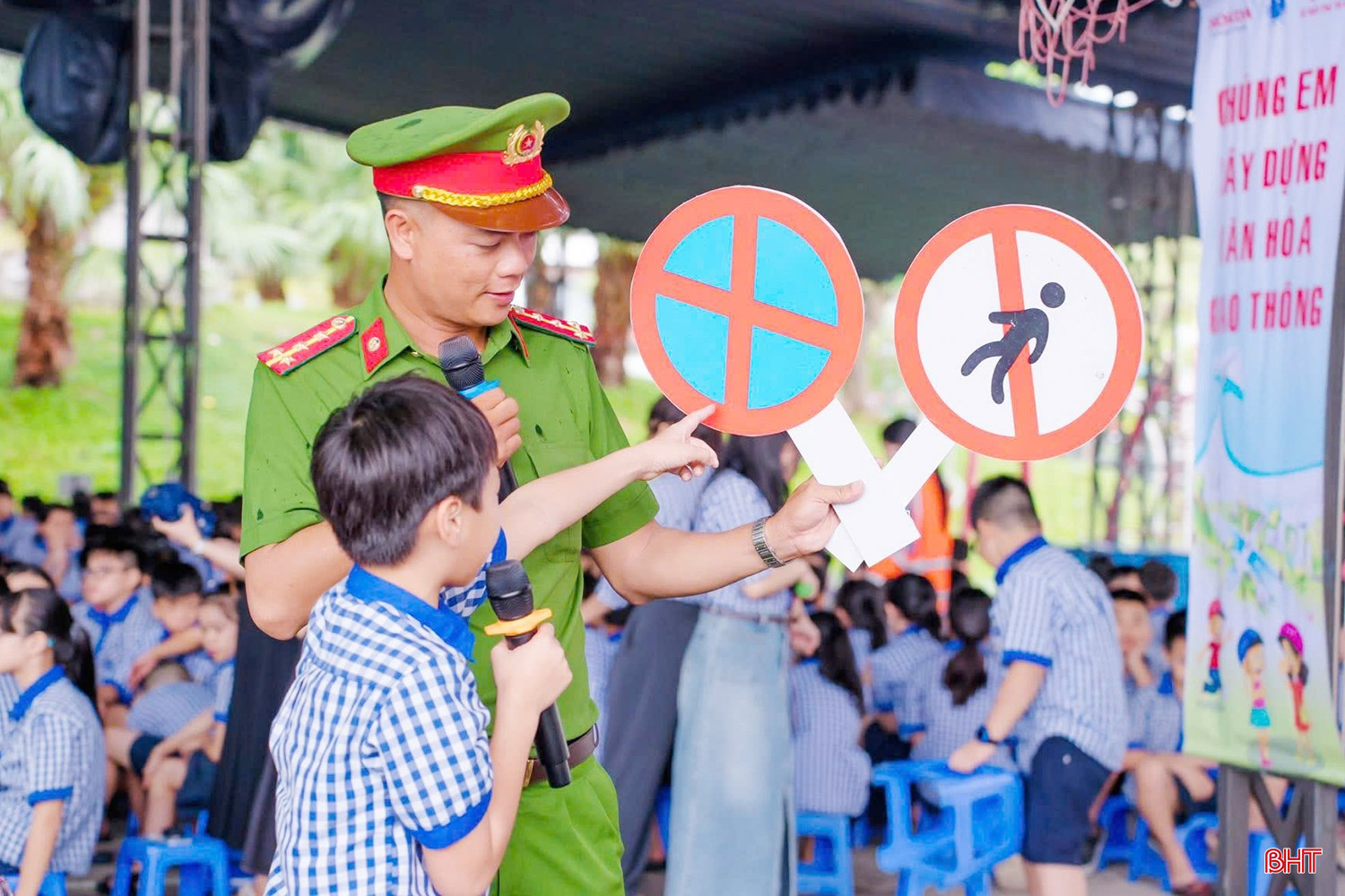 Công an phường Thành Sen tập trung cao công tác tuyên truyền pháp luật cho học sinh nhằm tạo môi trường học đường an toàn, lành mạnh, góp phần vào thành công chung của đại hội... bqbht_br_115.jpg