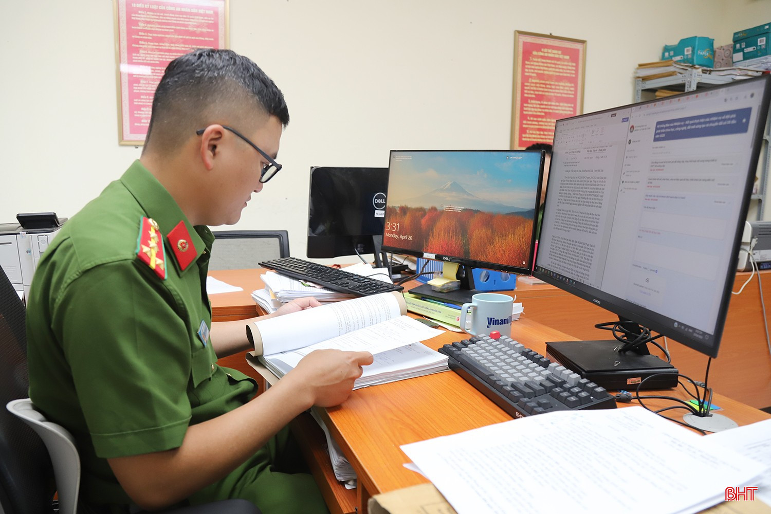 Cán bộ Phòng Cảnh sát QLHC về TTXH (Công an tỉnh) rà soát các kế hoạch về việc đăng ký thu nhận lấy mẫu ADN.