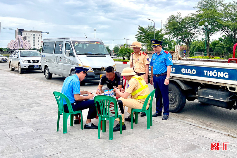 Thanh tra Giao thông và Đội CSGT - TT Công an TP Hà Tĩnh xử lý trường hợp xe hợp đồng ấn định hành trình để gom khách ở khu vực đường Xuân Diệu, TP Hà Tĩnh. xe-khach.jpg