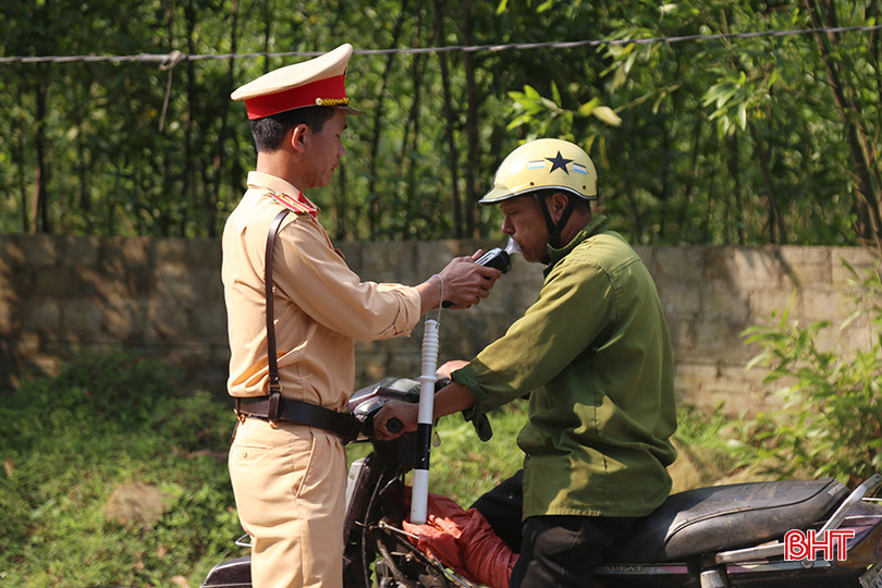 Lực lượng CSGT Hà Tĩnh tăng cường kiểm tra, xử lý các hành vi vi phạm là nguyên nhân chính dẫn tới TNGT. tai-nan-giao-thong-o-ha-tinh-2.jpg