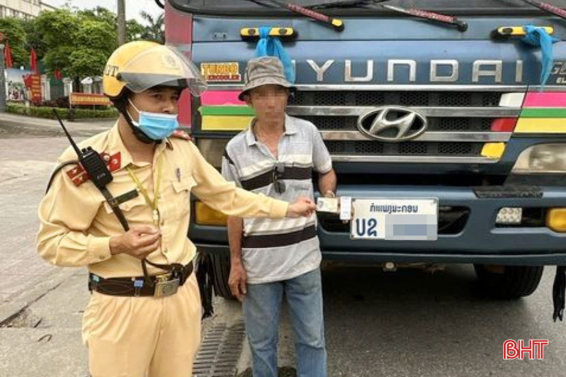Việc vi phạm nồng độ cồn, ma túy khi điều khiển phương tiện tham gia giao thông tiềm ẩn nguy cơ cao xảy ra TNGT. Trong ảnh: Công an TX Kỳ Anh phát hiện tài xế xe đầu kéo biển số Lào dương tính với ma túy trên tuyến quốc lộ 1 đoạn qua phường Hưng Trí, TX Kỳ Anh. tai-nan-giao-thong-o-ha-tinh-4b.jpg
