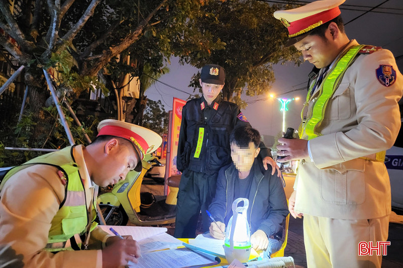 Lực lượng chức năng lập biên bản xử lý N.Đ.T. (SN 1983, trú phường Nam Hà, TP Hà Tĩnh) khi phát hiện người này dương tính với ma túy. tai-nan-giao-thong-o-ha-tinh.jpg